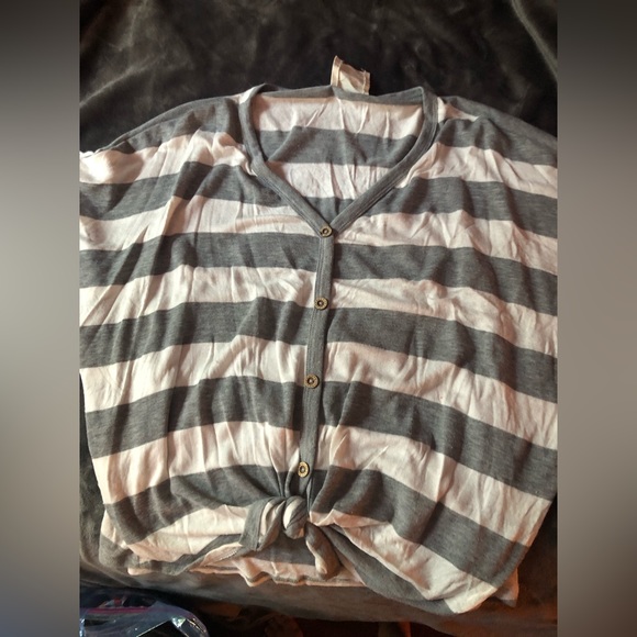 BNWOT adorable front tie top - Picture 5 of 5